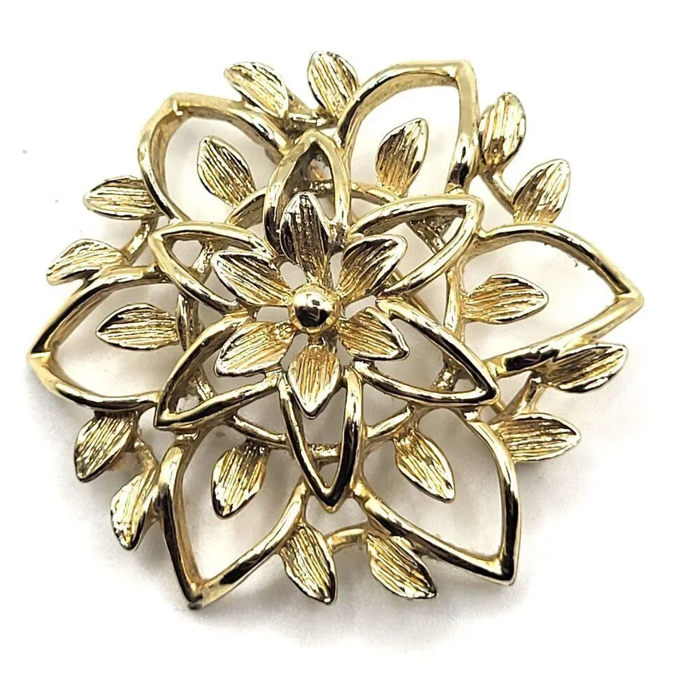 Vintage 1962 Sarah Coventry Canada 3D Gold Peta Lure Brooch 1.75in